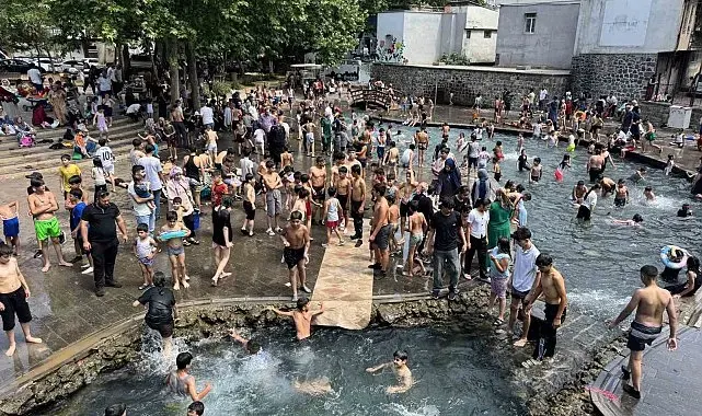 Diyarbakır'da sıcağı gören çocuklar Anzele'ye koştu