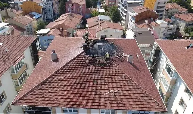 Kütahya'da yıldırım düşen çatıda yangın çıktı