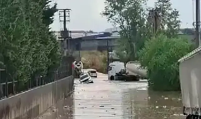 Kocaeli'yi sağanak vurdu: Araçlar mahsur kaldı