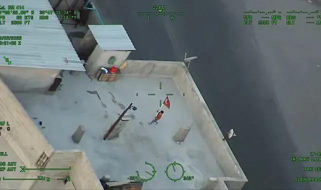 Polis helikopterini Türk bayrağıyla selamlayan çocuk ilgi odağı oldu