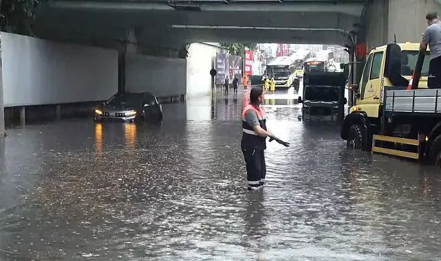 Zincirlikuyu'da sağanak nedeniyle alt geçit göle döndü, araçlar yolda kaldı