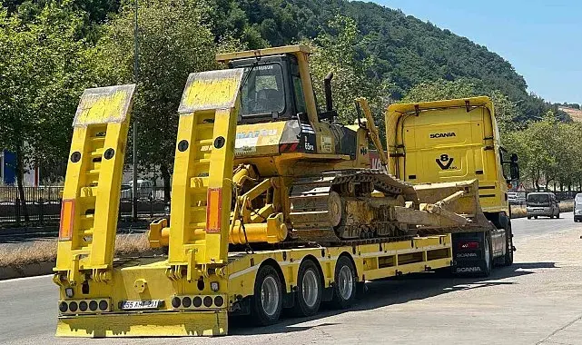 Motosiklet ile iş makinesi taşıyan tır çarpıştı: 1 yaralı