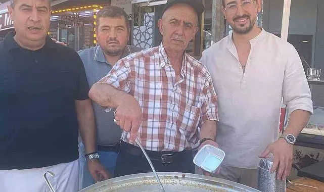 Odunpazarı esnafı vatandaşlara aşure ikram etti