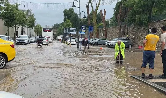 Beşiktaş'ta Çırağan Caddesi göle döndü: Sürücüler zor anlar yaşadı