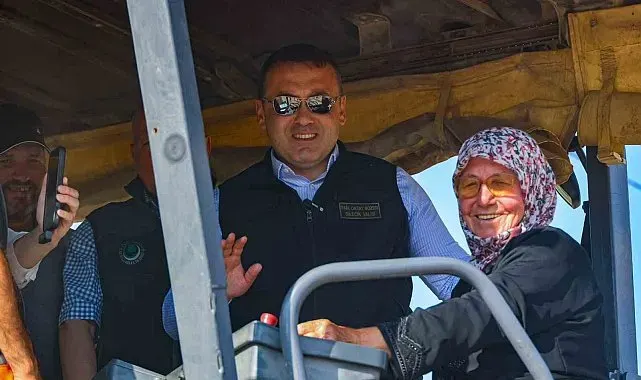 Köyünün sıcak asfaltını 73 yaşındaki Emine teyze döktü
