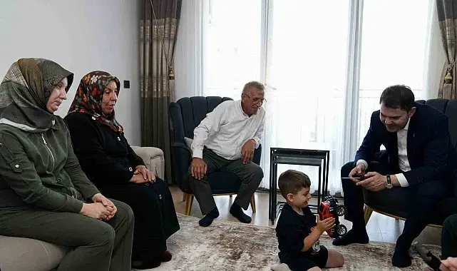 Bakan Kurum'dan depremzede Yusuf ve dedesine ziyaret