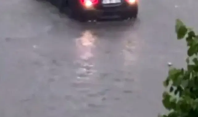Avrupa yakasında sağanak etkili oldu: Yollar göle döndü, araçlar suda ilerleyemedi