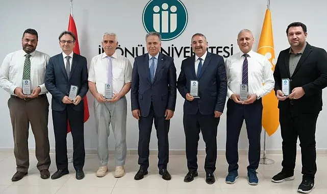 İnönü Üniversitesinde başarılı akademisyenlere araştırma performansı plaketi