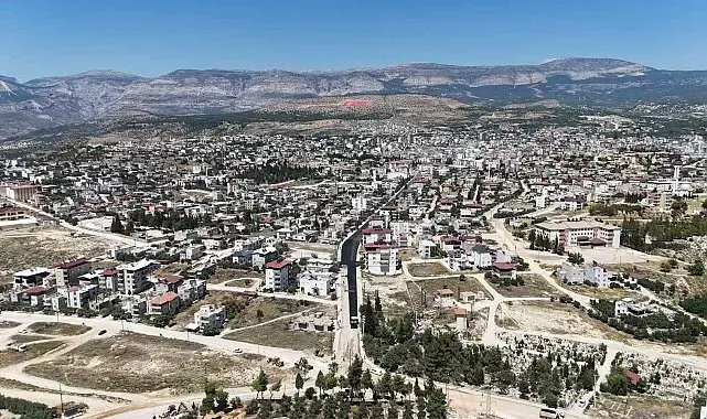 Mut'ta yağışın bozduğu yollar yenilendi