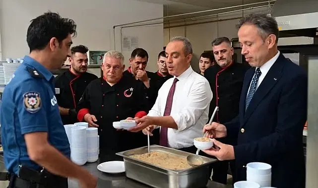 Erol personele aşure dağıttı