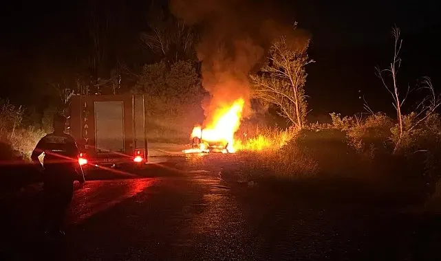Bilecik'te seyir halindeki otomobil alev alev yandı