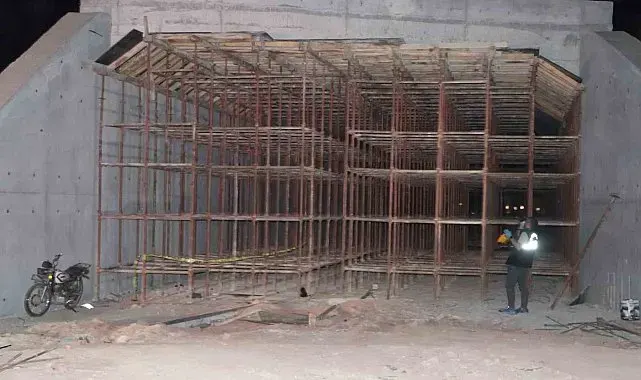 Köprü inşaatının iskele demirlerine çarpan motosikletli ağır yaralandı