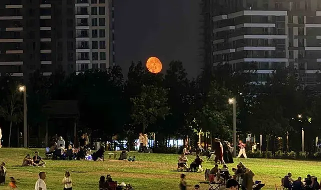 Kızıl renge bürünen ay Başakşehir Millet Bahçesi'nde hayran bıraktı