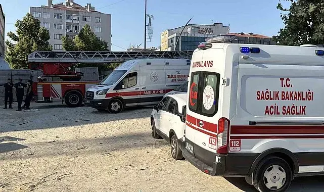 Küçükçekmece'de 3 aydır maaş alamayan işçiler inşaatın tepesine çıktılar