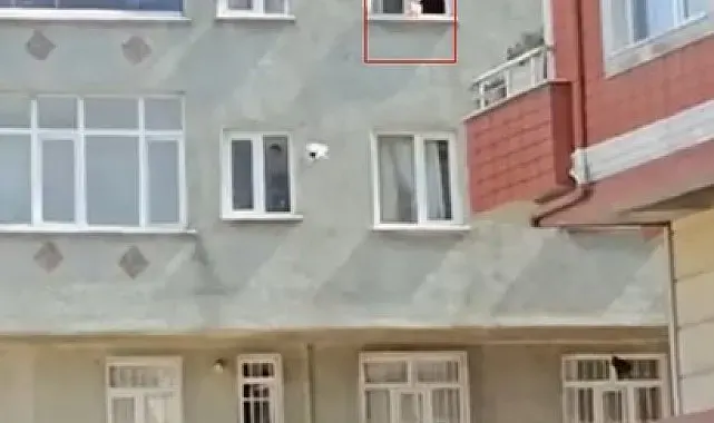 Esenler'de 3'üncü katın evin penceresinde yürüyen bebek yürekleri ağza getirdi