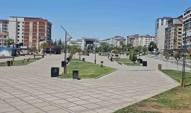 Elazığ'da kavurucu sıcaklardan dolayı cadde ve sokaklar boş kaldı