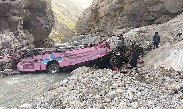 Pakistan'da yolcu otobüsü dev çukura uçtu: 40 ölü