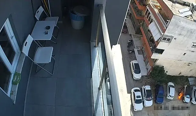 Park ettiği motosiklet alev topuna döndü, diğer araçlara sıçramaması için hayatını hiçe saydı