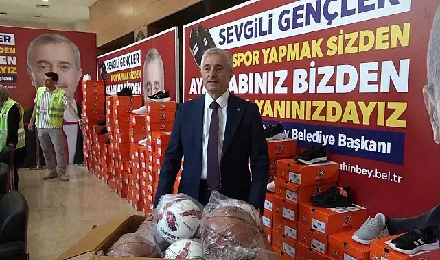 Şahinbey'de öğrencilere spor ayakkabı dağıtma geleneği devam ediyor