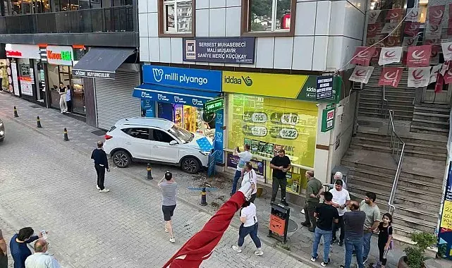 Kontrolden çıkan otomobil iş yerine daldı, facianın eşiğinden dönüldü