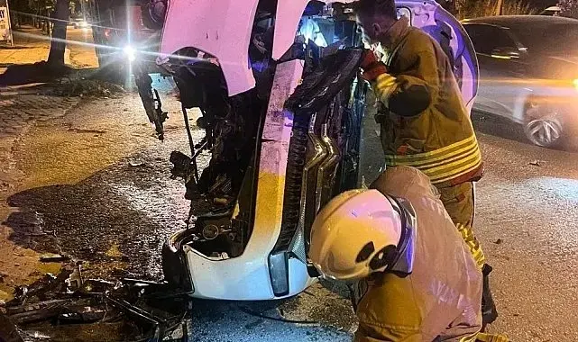 Ağaca çarparak yan yatan otomobildeki 2 kişi yaralandı