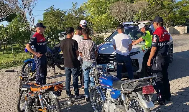 Motosikletli trafik canavarları jandarmadan kaçamadı