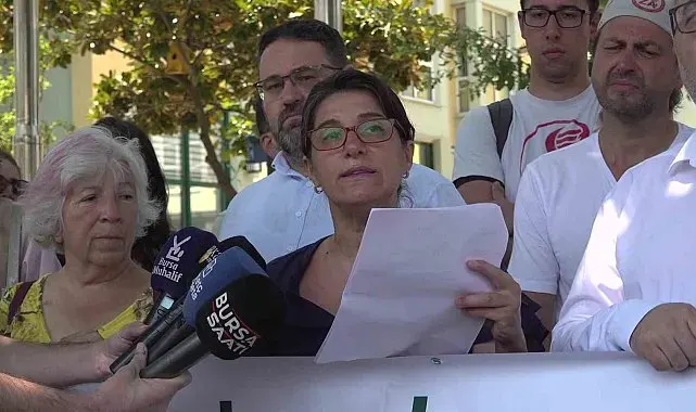 Bursa'da kızıl geyik av ihalesine geyik kostümlü protesto