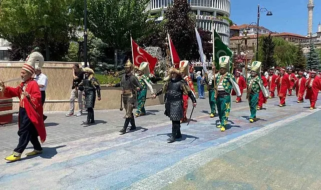 Bolu'da sünnet şöleni coşkusu: İzzet Baysal Caddesi'nde mehterli yürüyüş