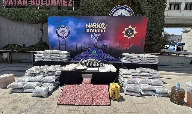 İstanbul'da son iki haftada 80 torbacı yakalandı, ele geçirilen 1 ton uyuşturucu emniyette sergilendi