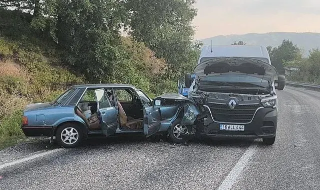 Minibüs ile otomobil çarpıştı 2 yaralı