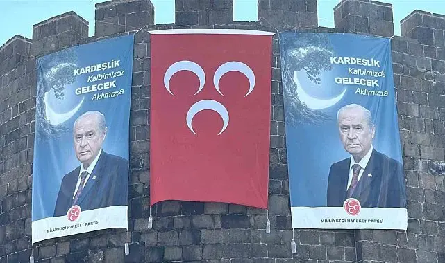 Diyarbakır surlarında MHP lideri Bahçeli'nin dev posteri asıldı, barış çağrısında bulunuldu