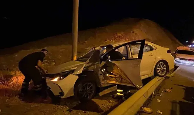 Siirt'te bariyere çarpan otomobil alev aldı: 1 yaralı