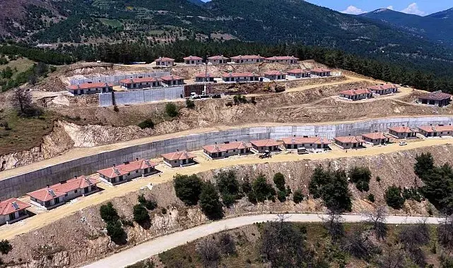 Ödemiş'te yangında zarar gören konutlar yeniden yapılarak sahiplerine teslim ediliyor