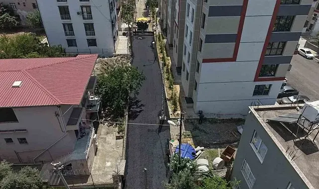 İskenderun Belediyesi, bir haftada 4 bin 768 ton sıcak asfalt serimi gerçekleştirdi