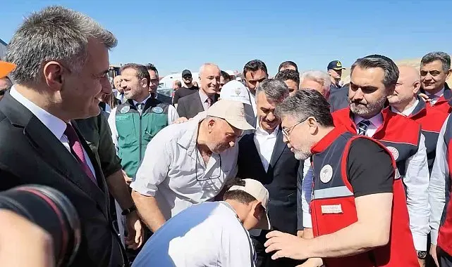Bakan Yumaklı'dan elini öpmek isteyen çocuğa esprili cevap