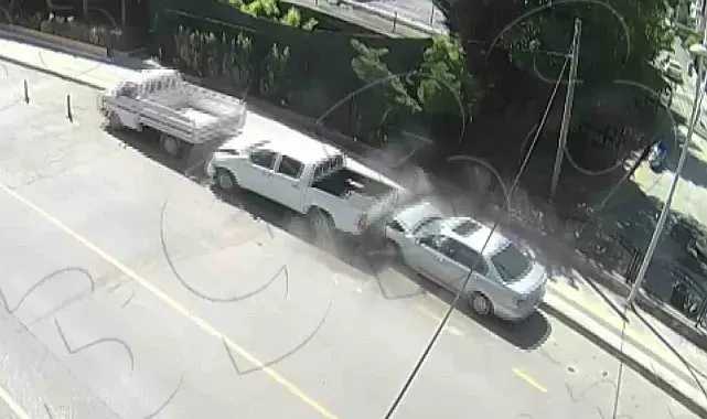 Amasya'da otomobilin park halindeki araçlara çarptığı kaza kamerada