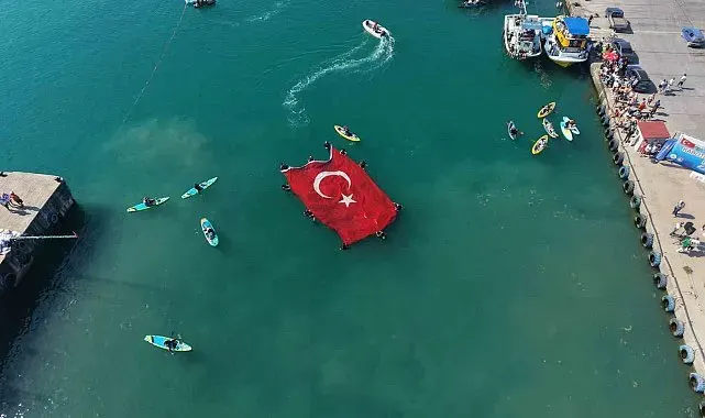 Denizcilik ve Kabotaj Bayramı'nda denizde açılan dev bayrak alkış aldı