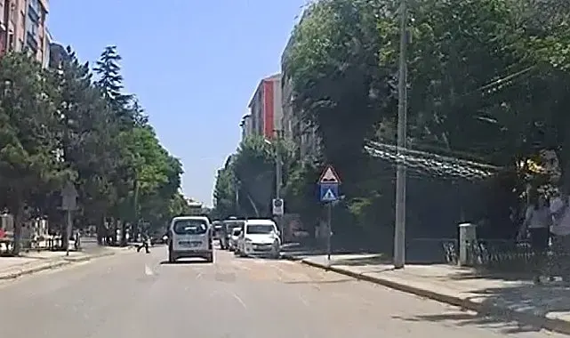 Yaya geçidinde dur işareti yaptığı araç durmayınca arkasından kovaladı