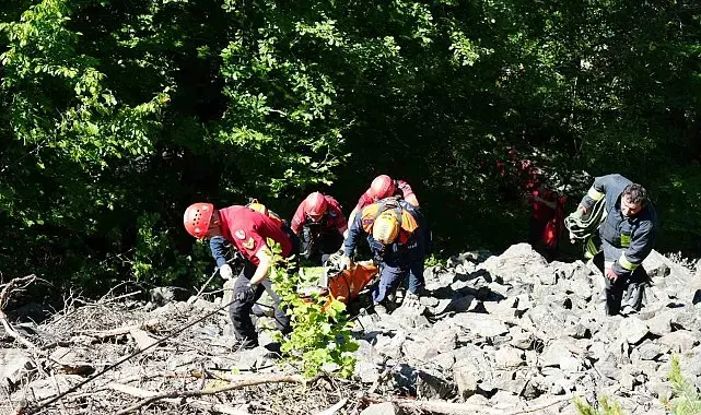 Kayıp iki arkadaş dere yatağına yuvarlanan araçta ölü bulundu