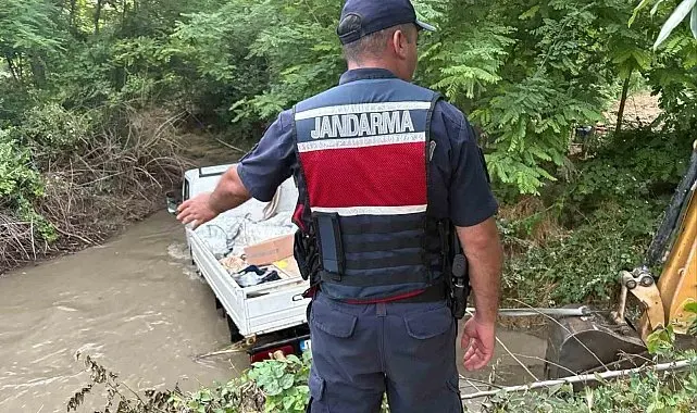 Patlayan boru kamyoneti dere içinde mahsur bıraktı