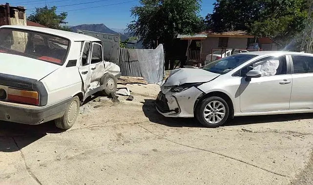 Adana'da otomobiller çarpıştı: 2 yaralı
