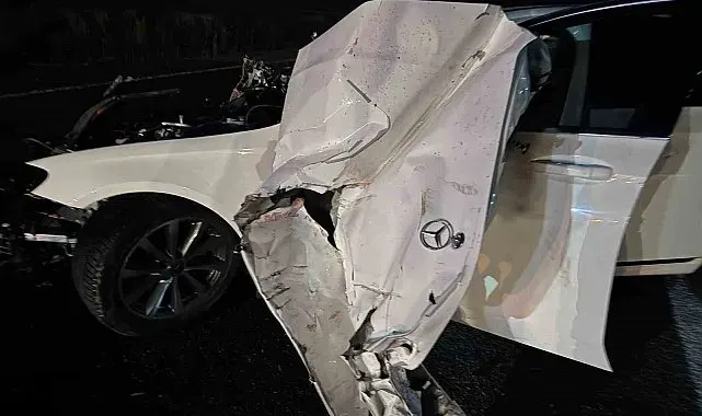 Sivas'ta traktöre çarpan Mercedes hurda yığınına döndü: 4 yaralı