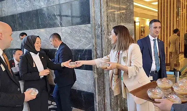 TBMM'de aşure dağıtıldı
