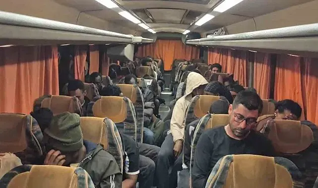 İzmir'de 36 düzensiz göçmen ve 1 göçmen kaçakçısı yakalandı