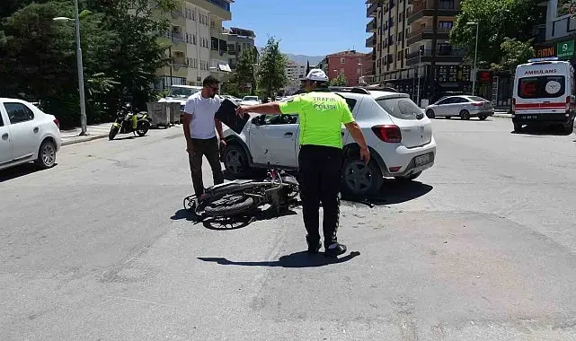 Otomobil ile çarpışan motosiklet sürücüsü yaralandı