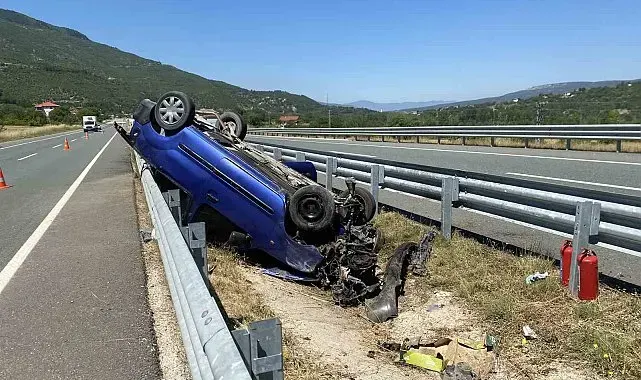 Bariyerlere çarpan hafif ticari araç ters döndü: 3 yaralı