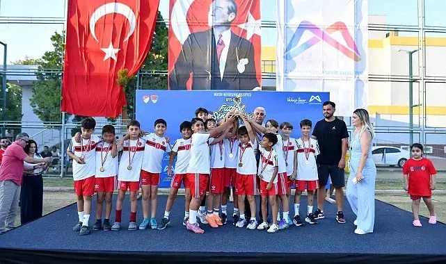 Mersin'de minik futbolcuların şenlik heyecanı sona erdi