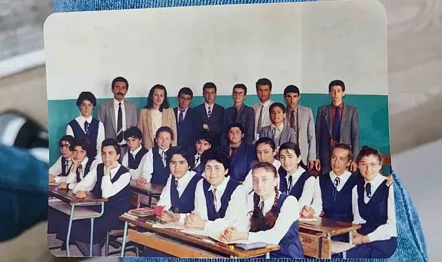 45 yıllık öğretmeni eşinin emeklilik sürprizi gözyaşlarına boğdu