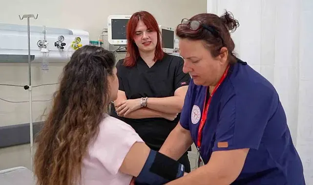 Acil servis hekimi hemşire annesiyle birlikte omuz omuza hayat kurtarıyor