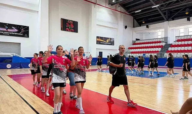 Minik hentbolcuların Türkiye şampiyonası Aydın'da başladı